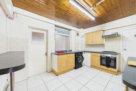 1 bedroom in a house share to rent - Photo 2