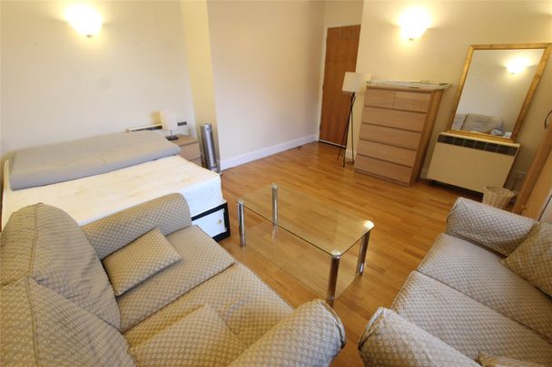 Large Double Room within a Three Bedroom Apartment - Photo 1