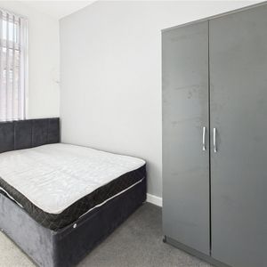 Room 2 - Photo 2