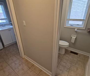 For Lease - 118 Flagstone Way, Newmarket, Ontario - Photo 3