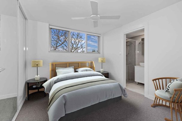 Modern 2 Bed Coastal Apartment with Parking - Photo 1