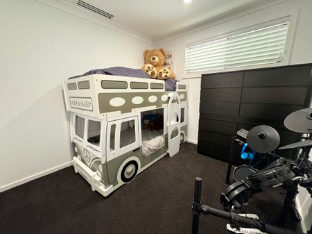 Move In Before Christmas! – Beautifully Renovated 4-Bedroom Home (27 Week Lease Only) - Photo 5