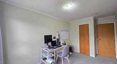 3-Bed Home with Private Garden & Garage - Photo 3