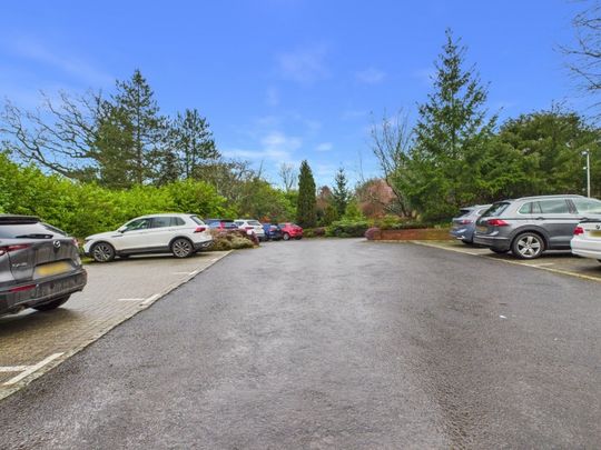 Raylands Mead, Gerrards Cross, Buckinghamshire,SL9 - Photo 1