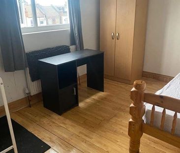 Room in a Shared House, Fairfield Road, IG1 - Photo 2