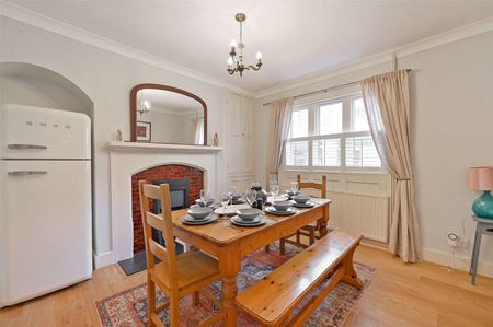 Historic four bedroom property with gated off -street parking and small courtyard garden in sought after Eton. - Photo 2