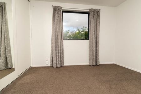 Modern & Convenient Two-Bedroom Townhouse in Mount Eden - Photo 3