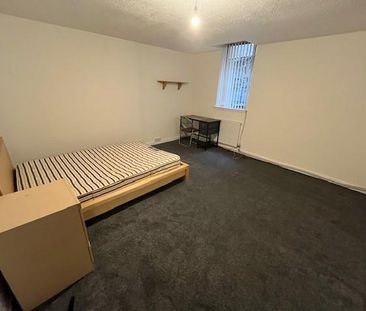 3 bedroom flat to rent - Photo 3