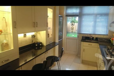 Room in a Shared House, Helena Road, NW10 - Photo 3