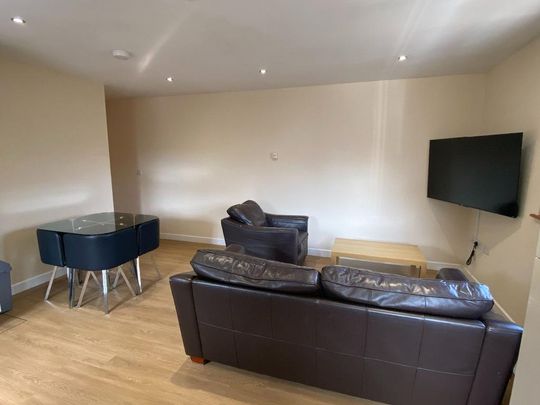 4 bedroom flat to rent - Photo 1