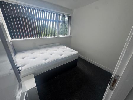 6 bedroom detached house to rent - Photo 3