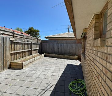 "Perfect Family Living - Close to Schools, Shops & Parks" - Photo 3