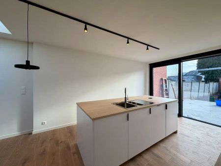 Volledig gerenoveerde woning vlakbij centrum Kortrijk met garage! - Photo 3