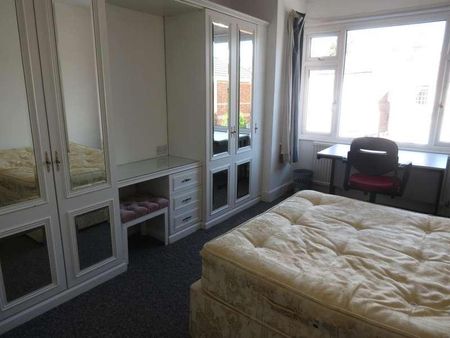 Bedroom Semi Detached House In Winton, BH9 - Photo 3