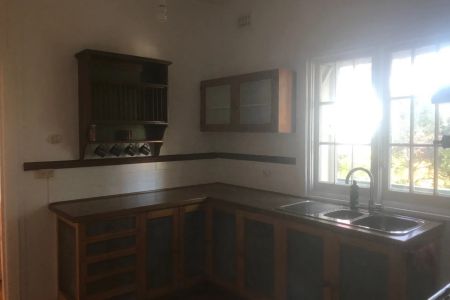 Charming Cottage Centrally Located In Hazelbrook! - Photo 4