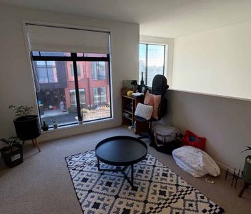 Sunny & Spacious - Photo 2