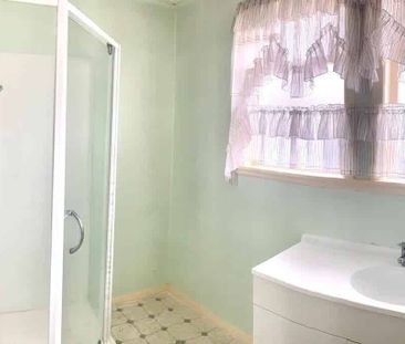 Central Location! 3-Bedroom Home - Photo 4