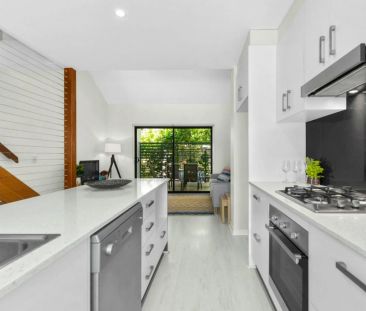 Modern Three-Bedroom Townhouse in Boutique Coorparoo Complex - Photo 1