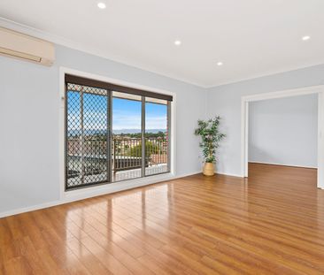 3 BEDROOM FAMILY HOME WITH LAKE & OCEAN VIEWS - Photo 1