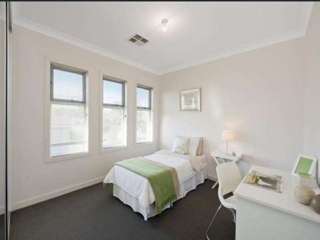 Beautiful 3 Bedroom Family Townhouse - Photo 4