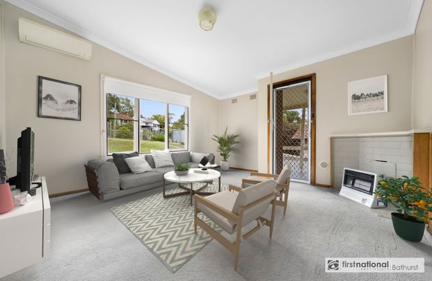 Charming 4-Bedroom Cottage - Photo 1