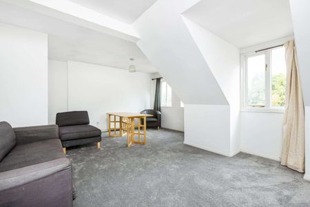 Bright two bedroom, two bathroom flat near Kew Gardens with off-street parking and access to communal gardens. - Photo 2
