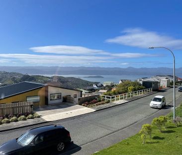Great View Standalone 3-Bed 2-Bath w/ Backyard - Photo 5