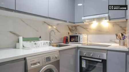 1-bedroom apartment for rent in Valdeacederas - Photo 4
