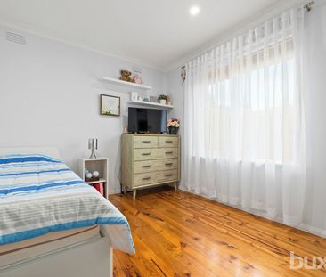 RENOVATED SPACIOUS 2 BEDROOM UNIT WITH TWO LIVING AREAS - Photo 6
