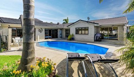 Ultimate East Auckland family home! - Photo 4