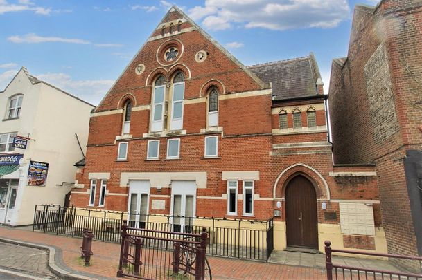 Stanway Place, Chertsey - Photo 1