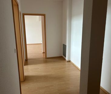 Bald verfügbar! Gemütliche Wohnung im Dachgeschoss mit Sichtbalken! - Photo 2