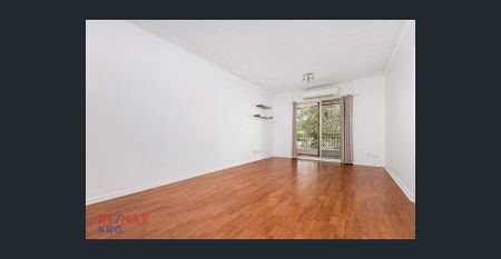 2 Bedroom Apartment with Ample Light and a Leafy Outlook - Photo 2