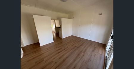 Beautifully 2-Bedroom Home - Short Walk to Terrigal Beach! - Photo 5