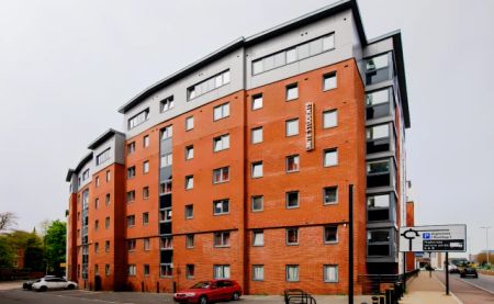 Large Ensuite: Three Bed Flat - Photo 5