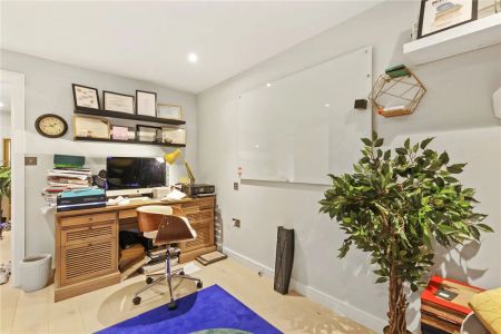 3 bedroom flat in London - Photo 4