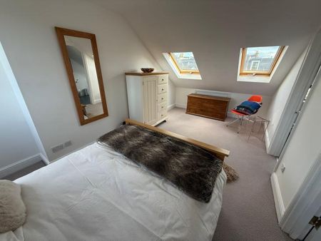 Loft double bedroom with private bathroom on its own floor, in Fulham. Short walk to the tube - direct access to West End and City. - Photo 3