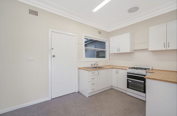 CHARMING 2-BEDROOM HOUSE - Photo 1