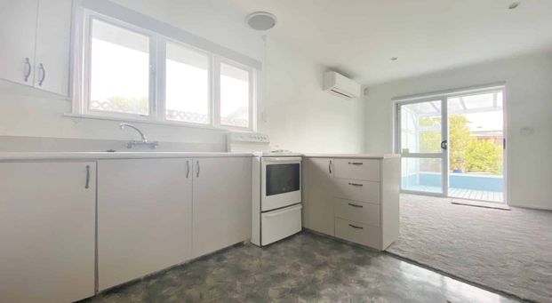 NORTHCOTE: 3 BEDROOMS, 1 BATHROOM, HEATPUMP, DOUBLE GARAGE - Photo 1
