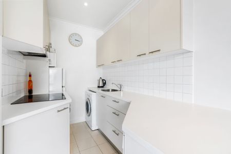 Furnished Apartment in Elwood & Just Moments from the Beach! - Photo 3