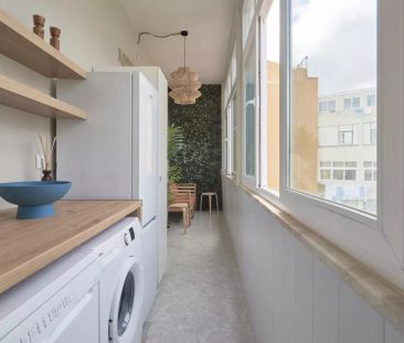 Room in a shared 12-bedroom apartment for rent in Lisbon - Photo 1