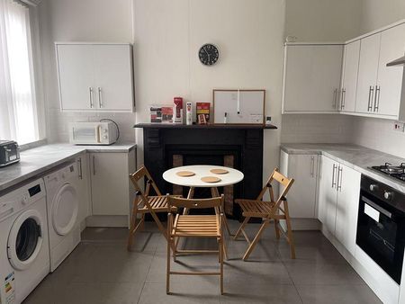 3 bedroom apartment to rent - Photo 4