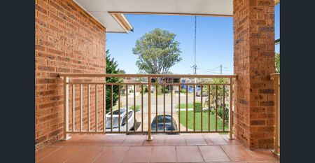 Spacious 3 Bedroom Duplex in Prime Location - Photo 3