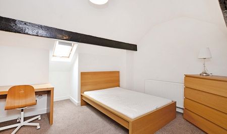 Stunning 3 Bedroom Recently Renovated House - Photo 2