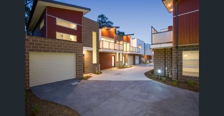 PERFECT LOCATION, PERFECT TOWNHOUSE - Photo 4