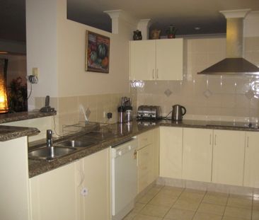 Family Home in Prime Location! - Photo 4