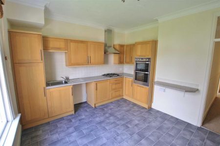 3 bedroom flat to rent - Photo 5