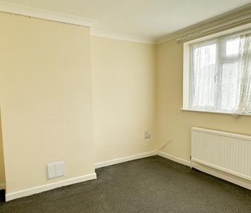 4 bedroom semi-detached house to rent - Photo 4