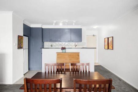 Private, Spacious & Lifestyle-Focused Living apartment with TWO car spaces - Photo 5