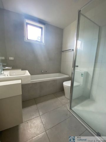 STYLISH THREE BEDROOM TOWNHOUSE - Photo 4